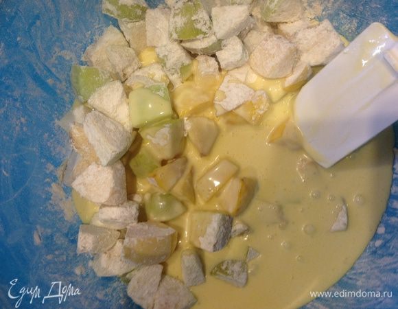 Смешать яблоки с яйцами и выложить все в форму, смазанную маслом и посыпанную манкой.