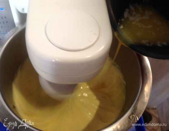 Яйца взбить с сахаром и добавить к ним растопленное масло.