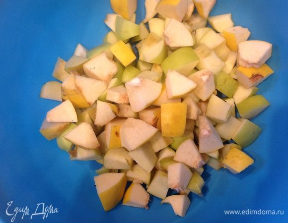 Яблоки порезать кусочками.