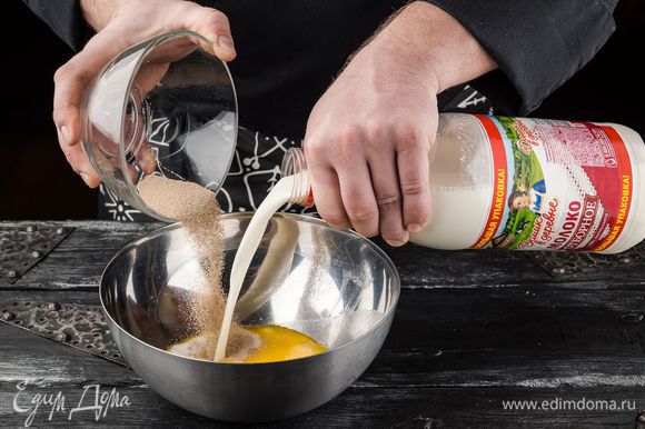 В теплое молоко «Домик в деревне» добавить сливочное масло, дрожжи и 1 ч. л. сахара.