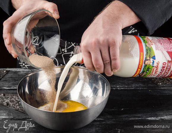 В теплое молоко «Домик в деревне» добавить сливочное масло, дрожжи и 1 ч. л. сахара.