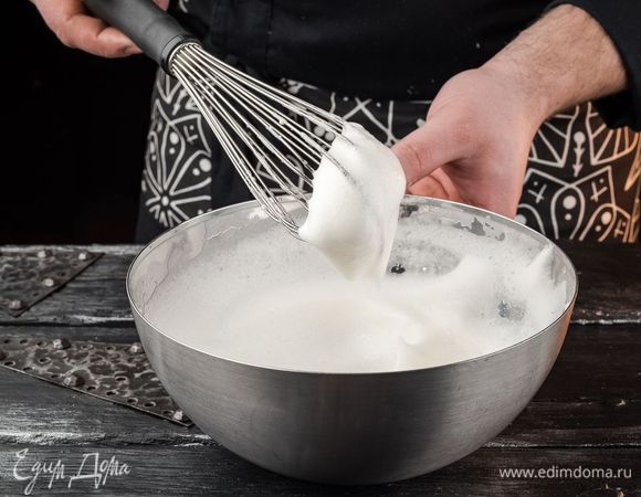 Взбить в пену 2 белка и посолить.