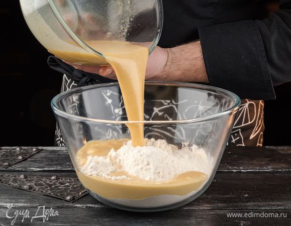 В муку влить получившуюся дрожжевую массу.