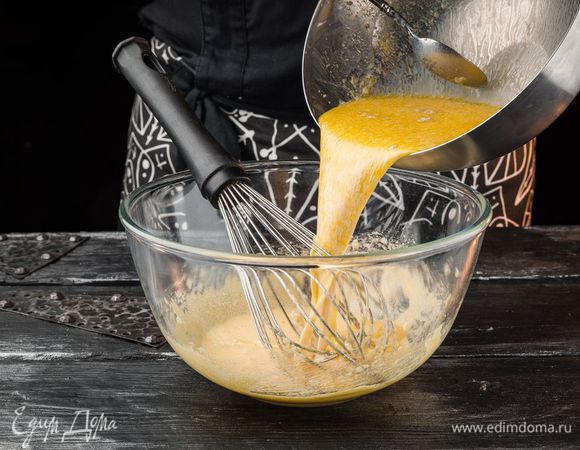 Добавить смесь с маслом.