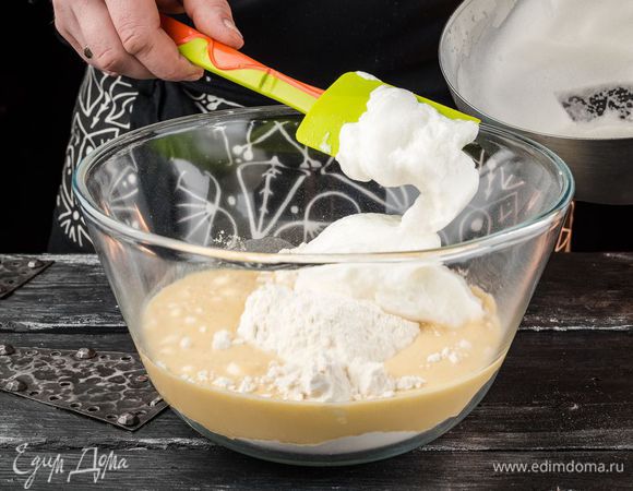 Добавить взбитые в пену белки, корицу и посолить. Вымешать тесто.