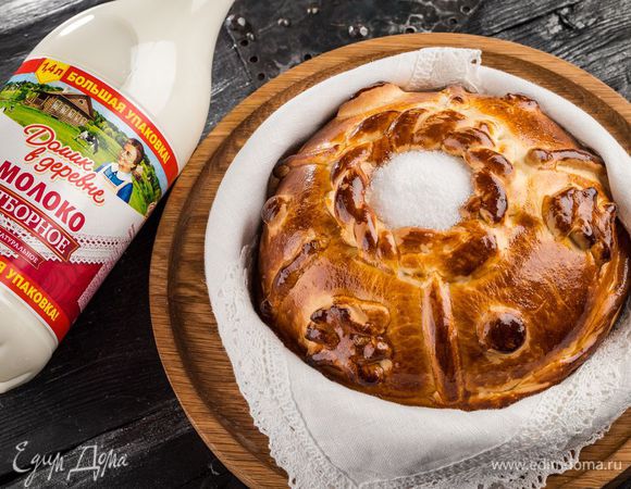 Выпекать каравай на нижнем уровне духовки. Когда верх зарумянится, снизить температуру до 180°С и накрыть выпечку фольгой. Выпекать 1 час.

