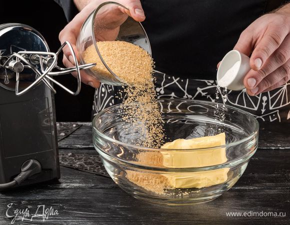 Духовку предварительно разогреть до 190°С. В предварительно размягченное сливочное масло  «Домик в деревне» добавить сахар, разрыхлитель и соль. Взбить миксером (блендером).
