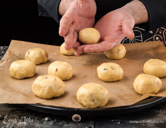 Выложить тесто на присыпанную мукой доску, руками распределить в пласт, затем сложить его пополам и еще раз пополам. Сформировать булочки.