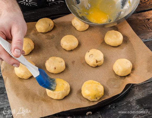 Противень застелить бумагой для выпечки, смазанной оливковым маслом. Выложить на него булочки, смазать их взбитым желтком и выпекать в разогретой духовке 20 — 25 минут.