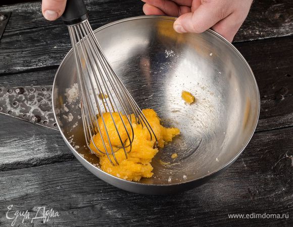 Белки отделить от желтков. Белки отправить в холодильник. Желтки взбить с сахаром.