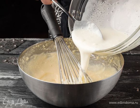 Непрерывно перемешивая, ввести кефир с содой, всыпать ¼ ч. ложки соли и муку.