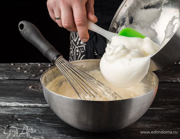 Охлажденные белки со щепоткой соли взбить в крепкую пену и ввести в тесто, перемешать.