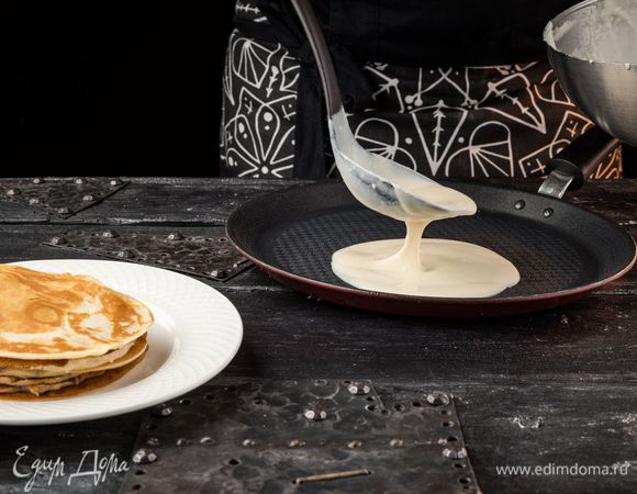 Разогреть в сковороде немного оливкового масла и пожарить оладьи. 