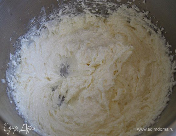 Сливочное масло взбить до состояния крема, добавить 200 граммов сахара, ванильный сахар.
