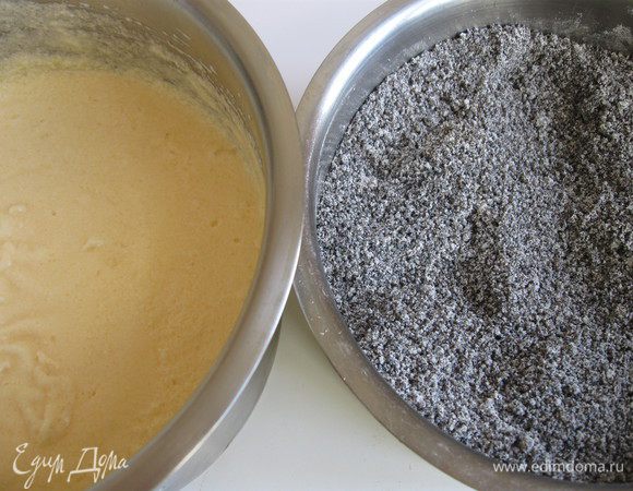 Духовку разогреть до 175°С. Форму закрыть пекарской бумагой. Муку смешать с пекарским порошком и маком.