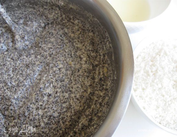 Муку с маком подмешать к яйцу с маслом. 