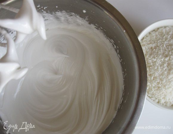 Белки взбить до пиков. Постепенно, взбивая, добавить 120 граммов сахара, затем — сок лимона.