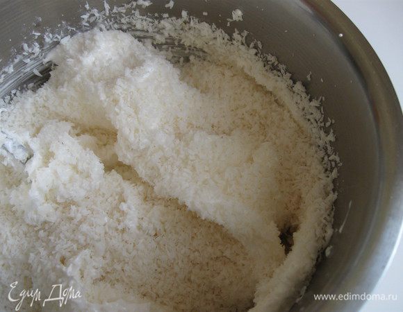 Вмешать кокосовые хлопья.