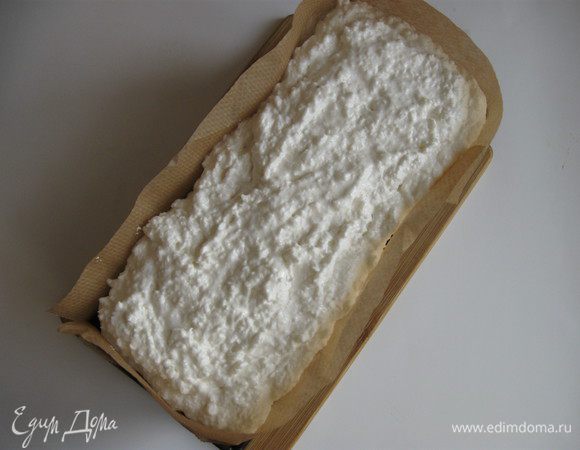 Кокосовую массу распределить по поверхности пирога и по надрезу (чуть в глубину).