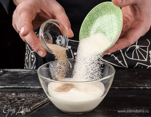 Готовим опару. Смешиваем дрожжи с теплым молоком и сахаром.