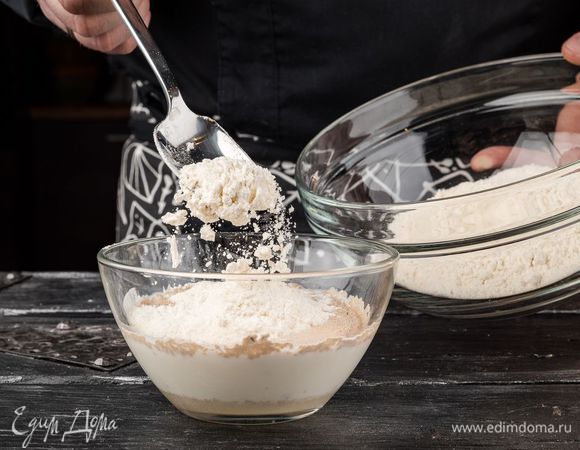 К полученной массе добавить треть муки, соль и перемешать.