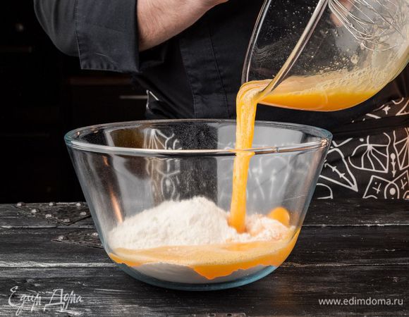 Добавить к тесту смесь оливкового масла и взбитых с сахаром яиц. Все перемешать. 