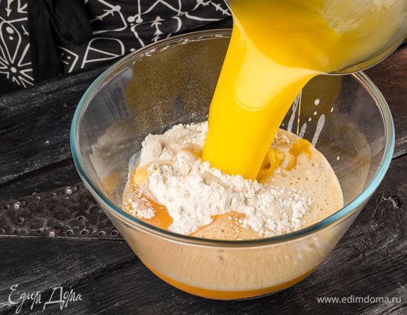 Добавить остальную муку и растопленное сливочное масло.