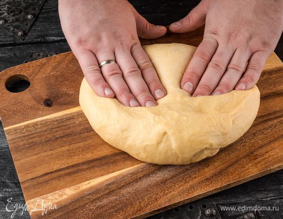 Вымешиваем тесто, накрываем пленкой и оставляем на 1 час для подъема. Через час тесто хорошо обмять и оставить еще на 40 минут. 
