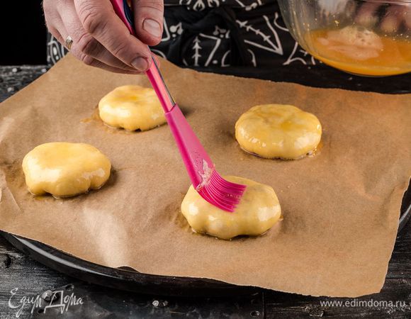 Смазать пирожки яйцом.