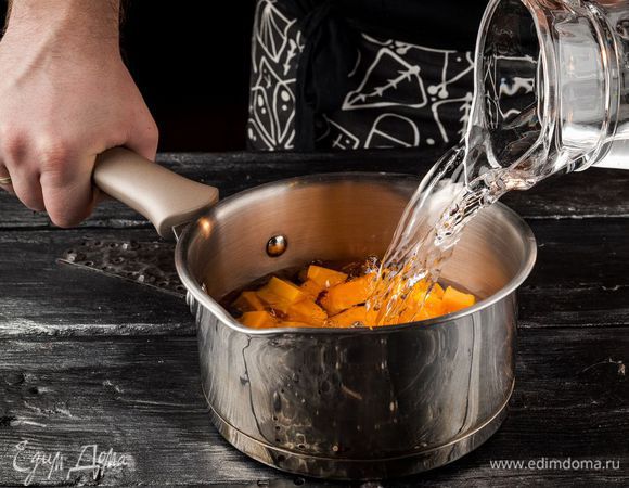 Тыкву очистить от кожуры, нарезать на кусочки. Залить водой и отварить до готовности.