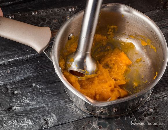 Слить воду. Готовую тыкву измельчить до состояния пюре.