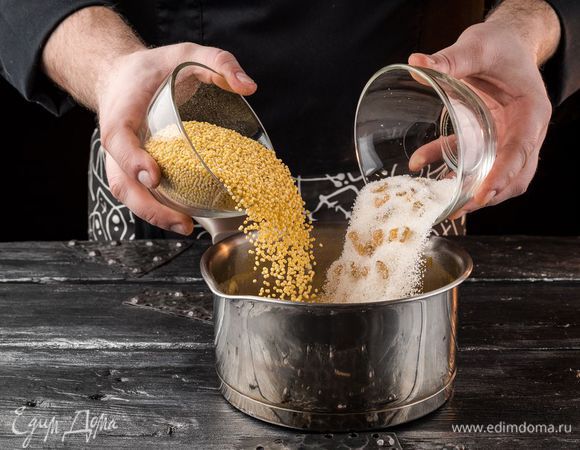 Когда молоко закипит, кладем пшено, сахар и предварительно промытый изюм.