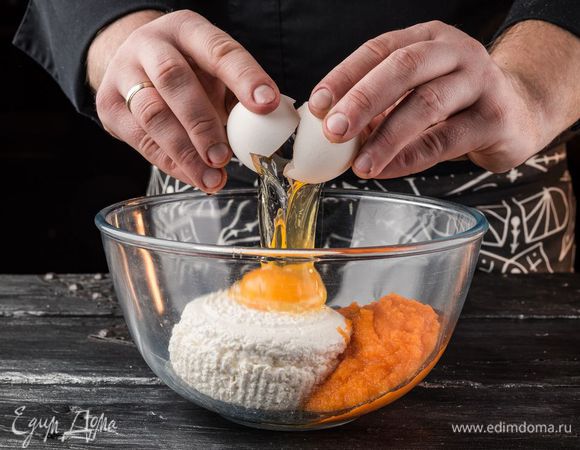 Половину творога «Домик в деревне» соединить с морковным пюре и яйцом. 