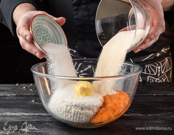 Добавить манку, сливочное масло «Домик в деревне», сахар и соль, взбить все блендером в однородную массу.