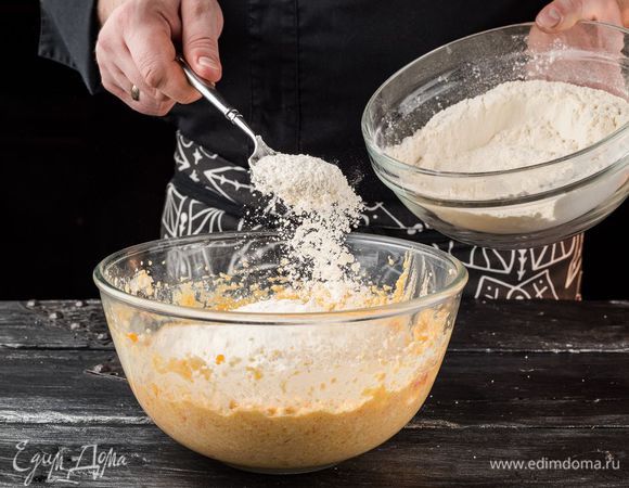 Добавить оставшийся творог, 1 ст. л. муки и перемешать.