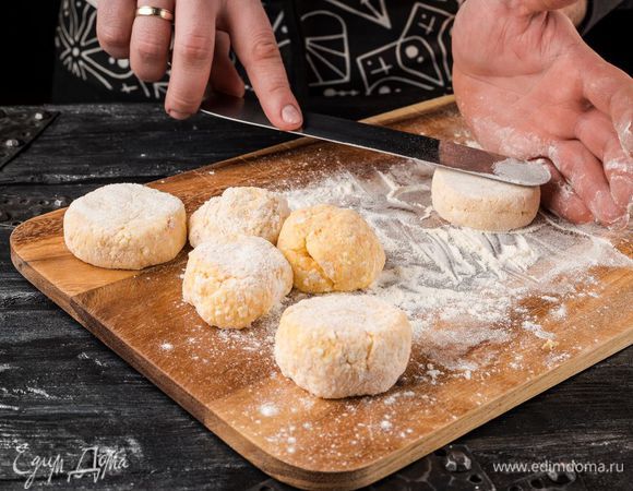 Из творожного теста сформировать сырники и обвалять их в оставшейся муке.