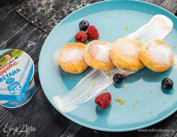 Подавайте блюдо к столу со сметаной «Домик в деревне».