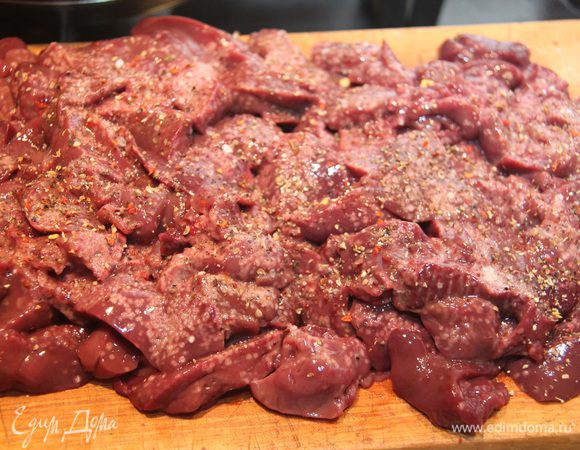 Печень нарезать небольшими кусочками, обрезая жилки. Обвалять печень в специях, посолить.