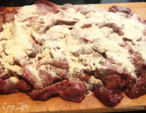 Печень обвалять в кукурузной муке.