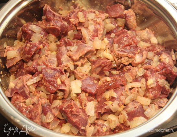 Добавить печень к луку, обжаривать 5 минут на сильном огне.