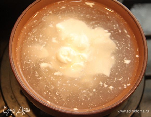 Сметану (200г) развести в кипятке (300г), посолить.