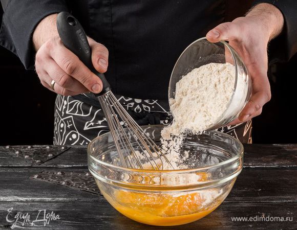 Хорошо взбить яйца с 1 стаканом сахара и щепоткой соли, добавить муку.