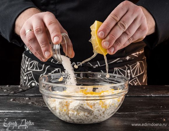 Смешать творог «Домик в деревне» с ванильным сахаром и лимонным соком.