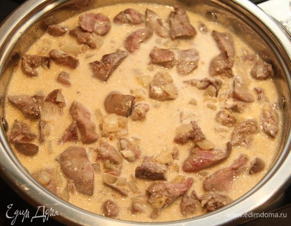 Залить печень сметанной смесью, тушить 10 минут под крышкой на медленном огне. 