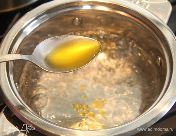 Довести до кипения 2 стакана воды, добавить 1 ст. л. оливкового масла.