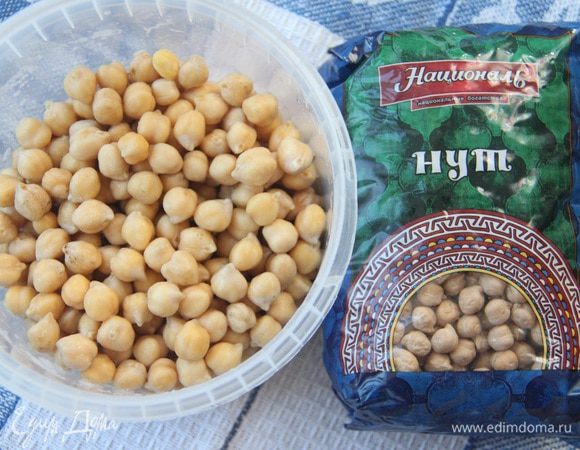 Приготовление рецепта начните заранее: замочите на ночь 140 г нута. Я использовала нут ТМ «Националь».