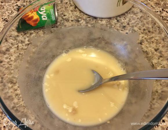 В миске смешать теплую воду, сахар, дрожжи и 2 ст. л. муки. Поставить в теплое место на 20 минут.