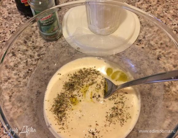 Добавить масло, соль, орегано и перемешать.