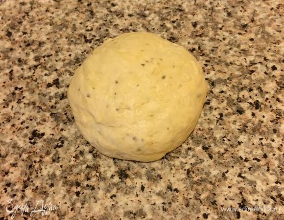 Затем начать постепенно добавлять муку, замесить нежное тесто и хорошо его вымесить минут 5 — 10.