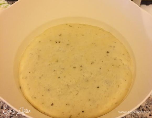 Подошедшее тесто обмять.